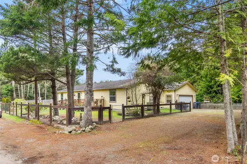 39 Paradise Ln, Pacific Beach, WA 98571