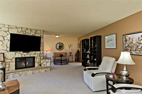 Living - 39811 272nd Ave SE, Enumclaw, WA 98022 photo 2 of 5