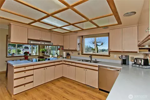Kitchen - 39811 272nd Ave SE, Enumclaw, WA 98022 photo 2 of 2