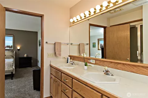 Bath - 39811 272nd Ave SE, Enumclaw, WA 98022 photo 1 of 5