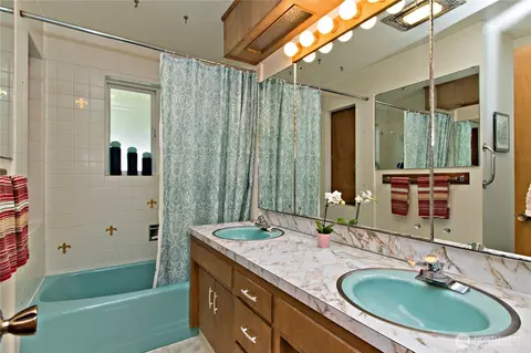 Bath - 39811 272nd Ave SE, Enumclaw, WA 98022 photo 3 of 5