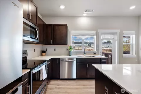Kitchen - 1621 Seattle Hill Rd #JJ-3, Bothell, WA 98012 photo 3 of 4