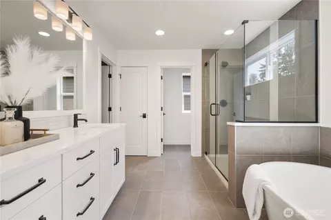 Bath - 729 211th Pl SE, Bothell, WA 98021 photo 2 of 4