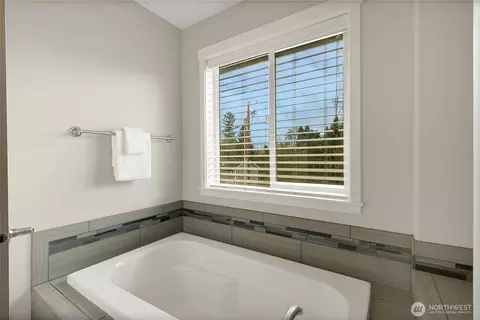 Bath - 14925 Benton Loop, Sumner, WA 98390 photo 5 of 5