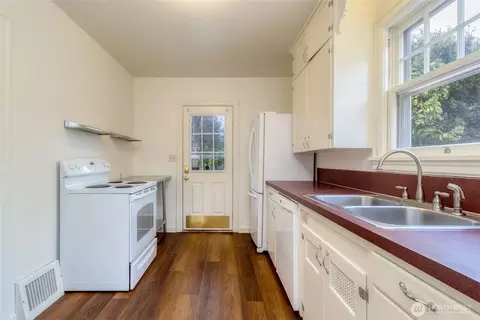 Kitchen - 811 Estrella Ave, Walla Walla, WA 99362 photo 2 of 3