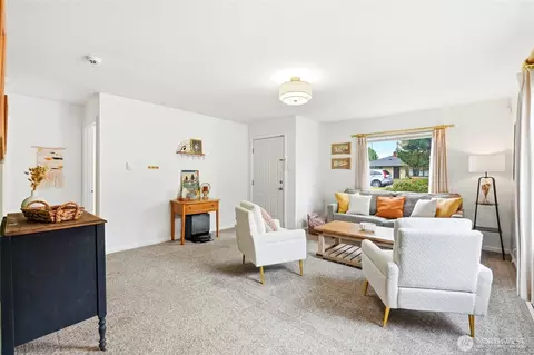 Living - 1721 Cedar St, Everett, WA 98201 photo 2 of 4
