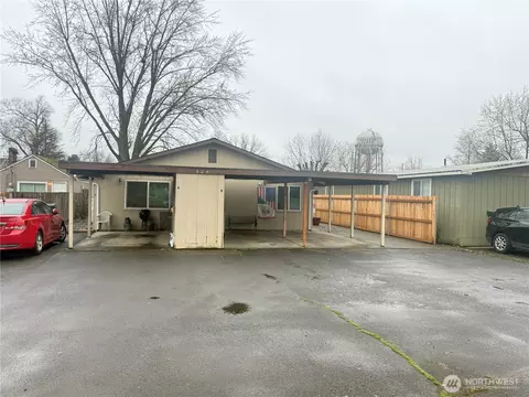 404 SE 3rd St, College Place, WA 99324