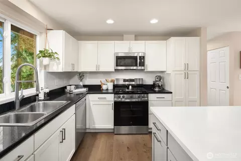 Kitchen - 14812 107th Ave NE, Bothell, WA 98011 photo 4 of 6