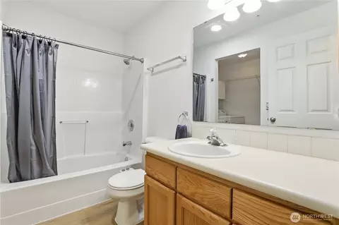 Bath - 2001 120th Pl SE #3-304, Everett, WA 98208 photo 2 of 2
