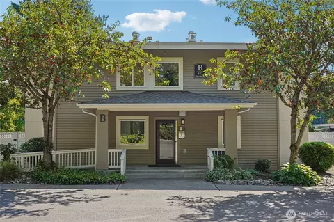 831 126th Pl NE #B204, Bellevue, WA 98005