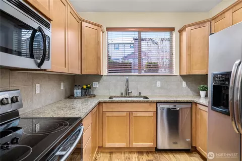 Kitchen - 16528 2nd Park SE, Bothell, WA 98012 photo 4 of 4