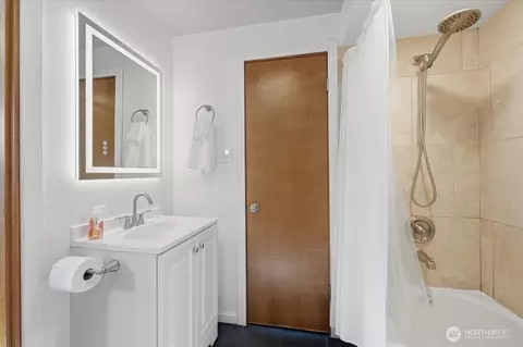Bath - 2005 Mcdougall Ave, Everett, WA 98201 photo 2 of 2