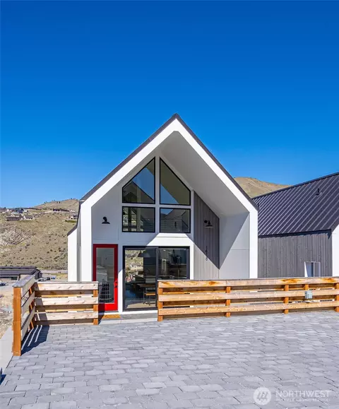 1418 Cottage Ln, Chelan, WA 98816