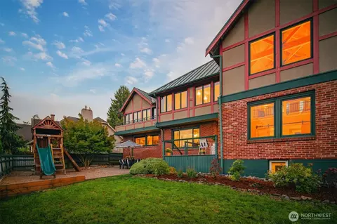 937 N 71st St, Seattle, WA 98103