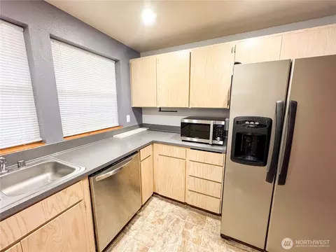 Kitchen - 17841 Iris Pl SW, Rochester, WA 98579 photo 1 of 2