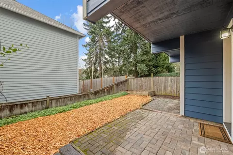 Exterior - 212 27th Ave E, Seattle, WA 98112 photo 6 of 9