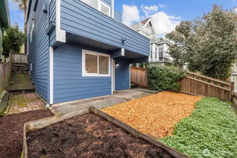 Exterior - 212 27th Ave E, Seattle, WA 98112 photo 8 of 9
