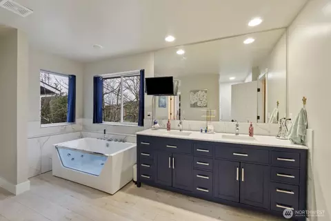 Bath - 4233 154th Pl SE, Bothell, WA 98012 photo 2 of 4