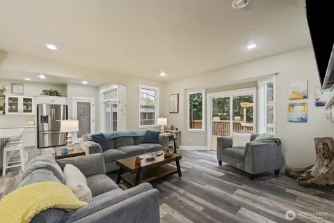 Living - 4233 154th Pl SE, Bothell, WA 98012 photo 4 of 4