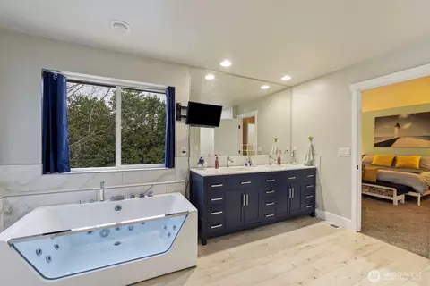 Bath - 4233 154th Pl SE, Bothell, WA 98012 photo 3 of 4