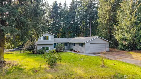 744 Spitfire Ln, Oak Harbor, WA 98277