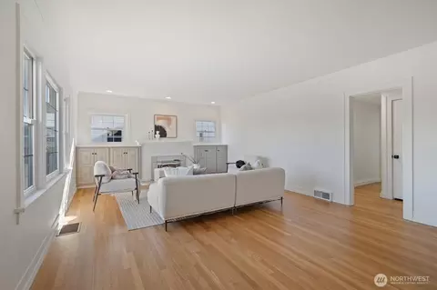 Living - 828 Hoyt Ave, Everett, WA 98201 photo 1 of 4