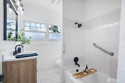 Bath - 828 Hoyt Ave, Everett, WA 98201 photo 1 of 3