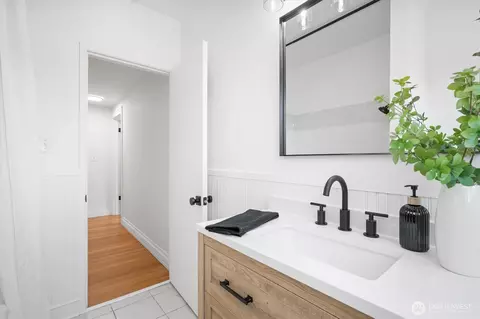 Bath - 828 Hoyt Ave, Everett, WA 98201 photo 2 of 3