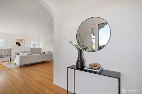 Entry Way - 828 Hoyt Ave, Everett, WA 98201 photo 4 of 5