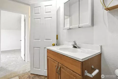 Bath - 1328 Chestnut St, Everett, WA 98201 photo 2 of 2