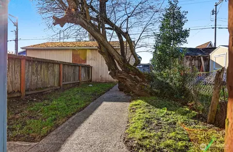 Exterior - 1328 Chestnut St, Everett, WA 98201 photo 5 of 6
