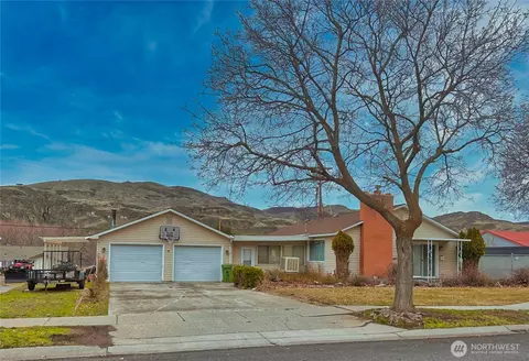 804 Central Dr, Coulee Dam, WA 99116