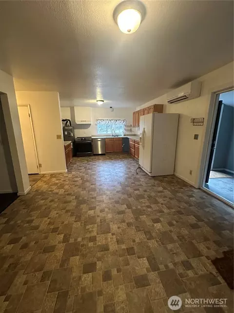 Kitchen - 101 Walter Rd, Winlock, WA 98596 photo 1 of 2