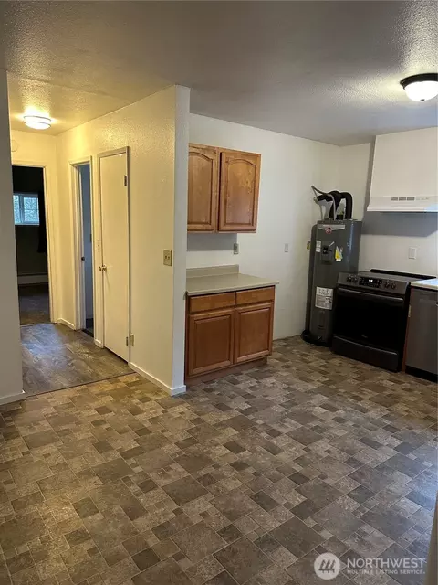 Kitchen - 101 Walter Rd, Winlock, WA 98596 photo 2 of 2