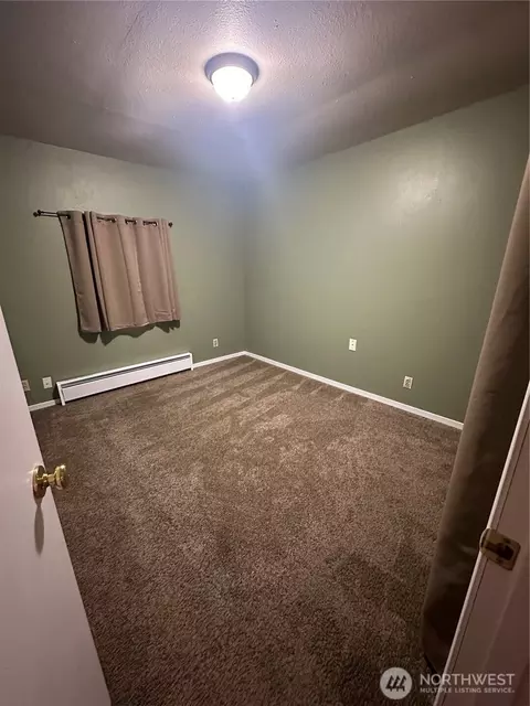 Bedroom - 101 Walter Rd, Winlock, WA 98596 photo 2 of 3