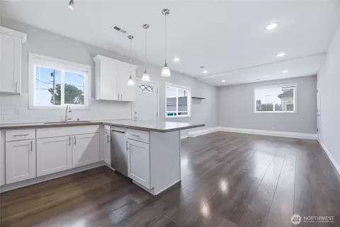 Living - 1234 Lincoln Ave #B, Enumclaw, WA 98022 photo 3 of 3