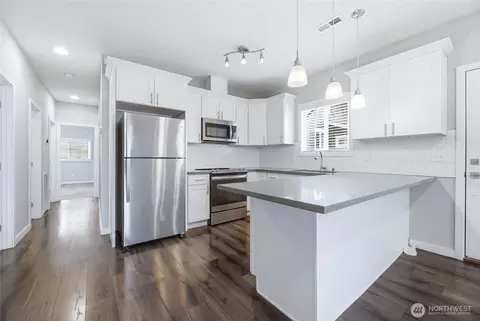 Kitchen - 1234 Lincoln Ave #B, Enumclaw, WA 98022 photo 1 of 3