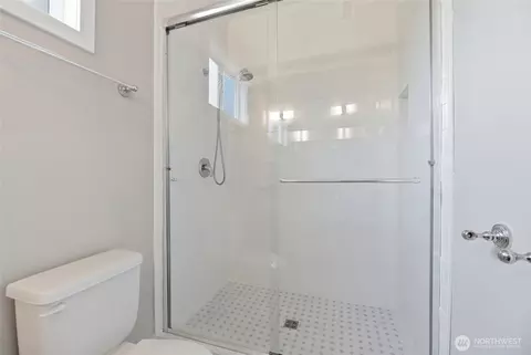 Bath - 1234 Lincoln Ave #B, Enumclaw, WA 98022 photo 2 of 3