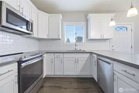 Kitchen - 1234 Lincoln Ave #B, Enumclaw, WA 98022 photo 2 of 3