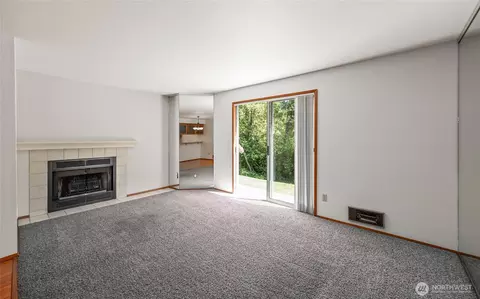 Living - 18910 Bothell Everett Hwy #H2, Bothell, WA 98012 photo 2 of 6