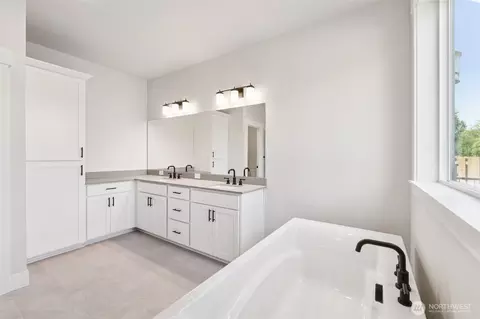 Bath - 615 Thompson Dr, Enumclaw, WA 98022 photo 4 of 6
