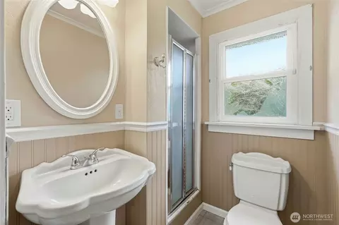Bath - 2602 Hillside Ln, Everett, WA 98203 photo 2 of 2