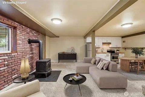 Living - 7203 Olympic Dr, Everett, WA 98203 photo 3 of 4
