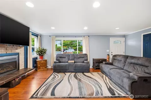Living - 7203 Olympic Dr, Everett, WA 98203 photo 1 of 4