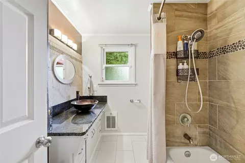 Bath - 7203 Olympic Dr, Everett, WA 98203 photo 1 of 2