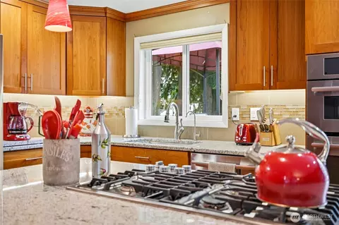 Kitchen - 7203 Olympic Dr, Everett, WA 98203 photo 4 of 5