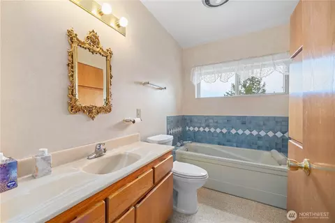 Bath - 985 Guffy Rd, Chelan, WA 98816 photo 1 of 1