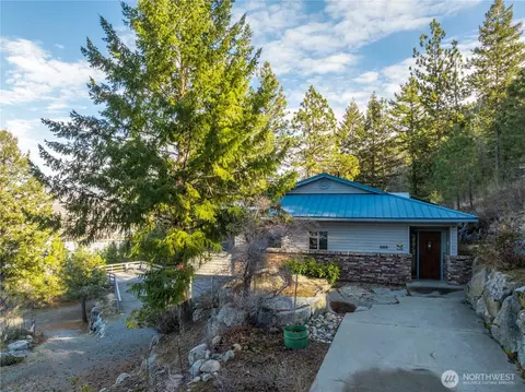Exterior - 985 Guffy Rd, Chelan, WA 98816 photo 2 of 7