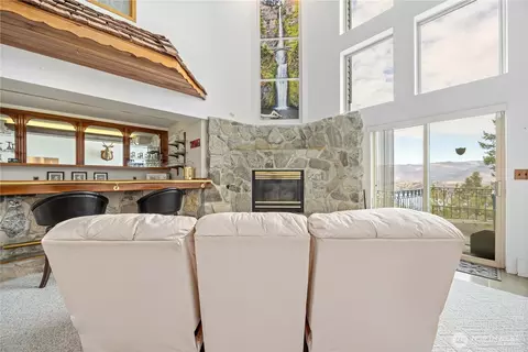 Living - 985 Guffy Rd, Chelan, WA 98816 photo 3 of 3