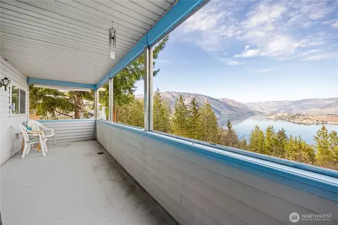 Exterior - 985 Guffy Rd, Chelan, WA 98816 photo 3 of 7